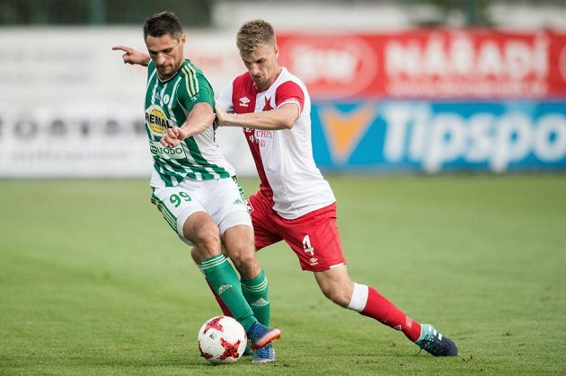 Jevgenij Kabajev z Bohemians a Jakub Jugas ze Slavie v utkání čtvrtého kola HET ligy.
