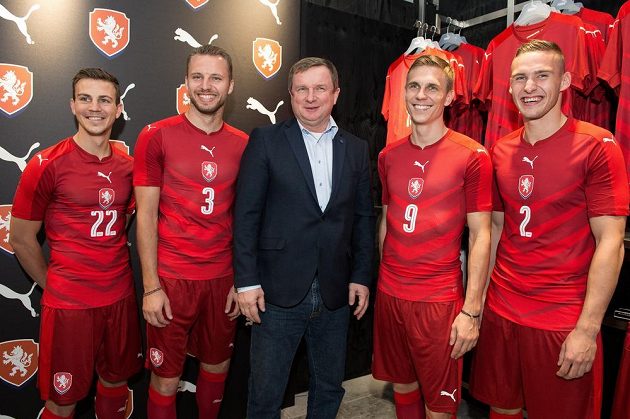 Zleva Vladimír Darida, Michal Kadlec, trenér Pavel Vrba, Bořek Dočkal a Pavel Kadeřábek v nových reprezentačních dresech.