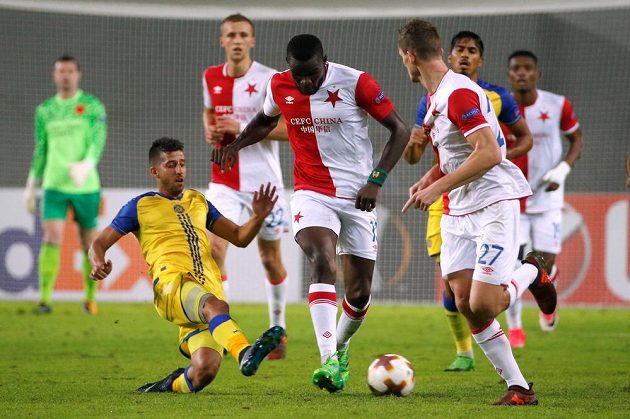 Fotbalista Slavie Michael Ngadeu-Ngadjui se snaží rozehrát během utkání Evropské ligy na hřišti Maccabi Tel Aviv.