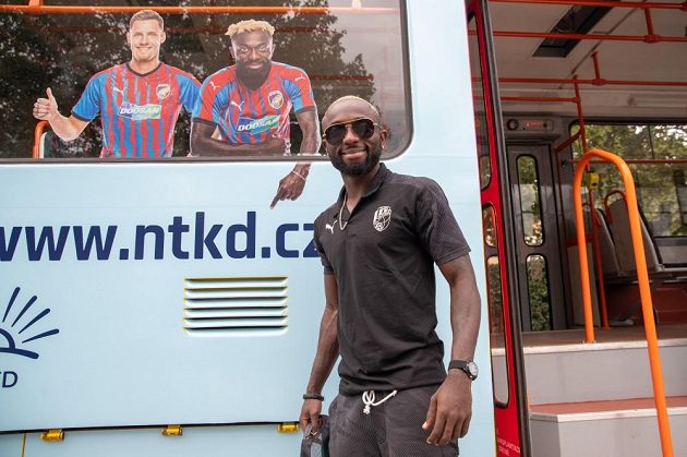 Konžský záložník Plzně Joel Kayamba během akce na podporu Nadace pro transplantaci kostní dřeně.