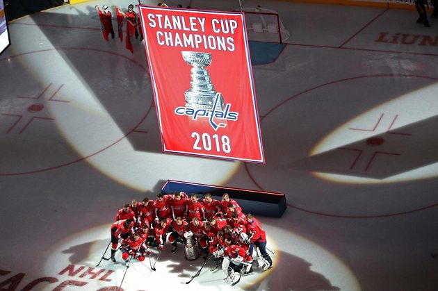 Zápasu předcházel ceremoniál, během něhož vystoupala ke stropu Capital One Areny plachta připomínající první zisk Stanleyova poháru v historii Washingtonu.