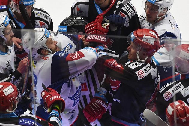 Opravdová bitva o titul. Michal Barinka z Brna a Martin Adamský z Třince při potyčce během druhého finále extraligy ledního hokeje.