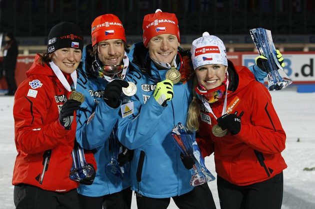 Radost české smíšené štafety v biatlonu - zleva Veronika Vítková, Jaroslav Soukup, Ondřej Moravec a Gabriela Soukalová.
