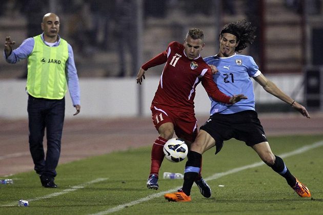 Uruguayský útočník Edinson Cavani (vpravo) bojuje o míč s Odayem Zahranem z Jordánska v úvodním barážovém duelu o postup na MS.