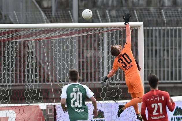 Zleva Libor Holík z Jablonce, brankář Jablonce Vlastimil Hrubý a Ondřej Pachlopník z Brna.