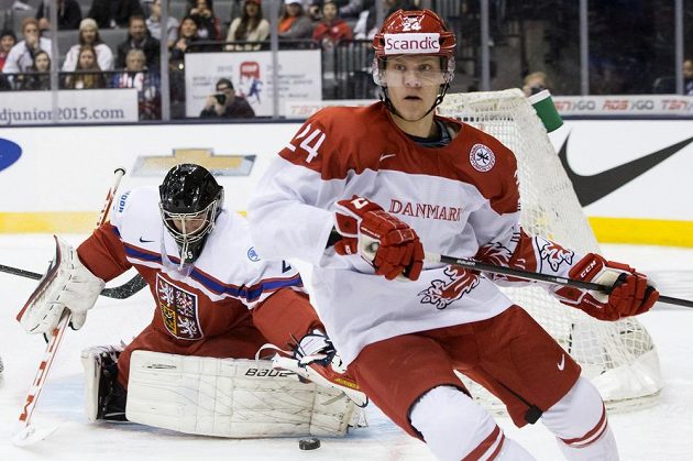 Dán Nikolaj Ehlers (vpředu) odjíždí poté, co zkusil překonat českého brankáře Vítka Vaněčka.