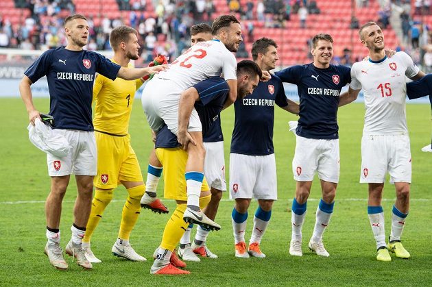 Filip Novák a Tomáš Koubek během děkovačky s fanoušky po utkání Ligy národů, Slovensko - Česká republika