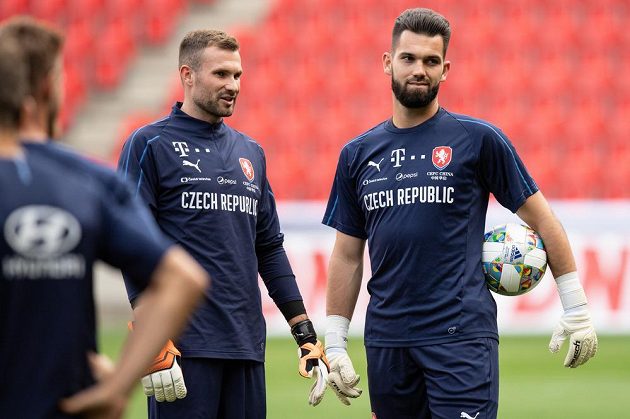 Brankáři Ondřej Kolář (vlevo) a Tomáš Koubek během tréninku fotbalové reprezentace.
