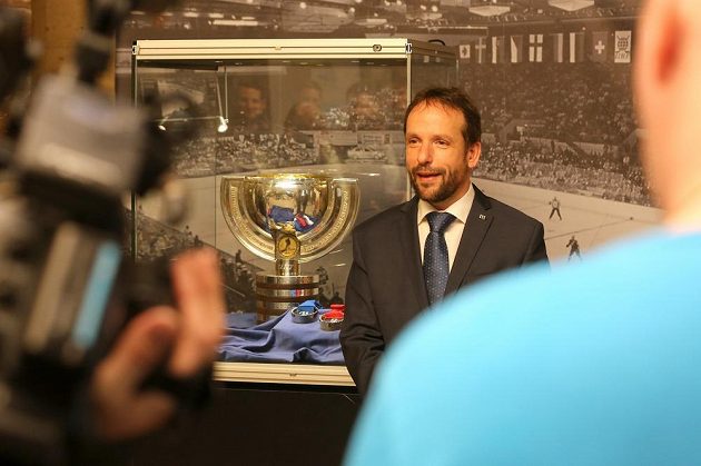 Na ostravské radnici vystavili organizátoři pohár pro hokejové mistry světa a sadu medailí. Na snímku je primátor Tomáš Macura.