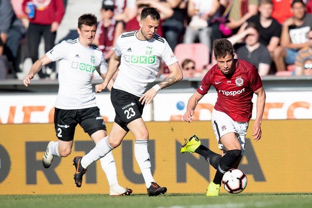 Lukáš Budínský z Karviné a Adam Hložek ze Sparty Praha během utkání 29. kola fotbalové Fortuna ligy.