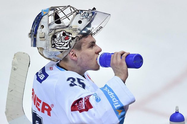Brankář Liberce Roman Will se osvěžuje během pátého zápasu semifinále play off hokejové extraligy s Piráty Chomutov.
