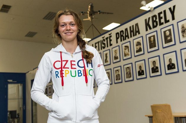 Vodní slalomářka Amálie Hilgertová během odletu první části olympijské výpravy na LOH do Ria.