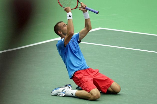 Lukáš Rosol se raduje z vítězství nad Francouzem Jo-Wilfriedem Tsongou ve čtvrtfinále Davisova poháru.