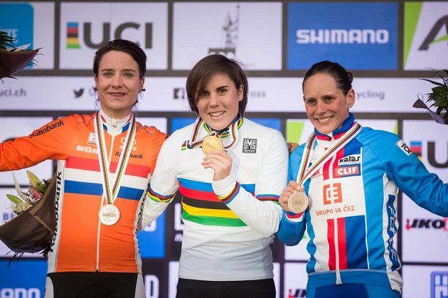 Kateřina Nash (vpravo) s bronzem z MS v cyklokrosu v Lucembursku. Uprostřed zlatá Belgičanka Cantová, vlevo stříbrná Nizozemka Vosová.