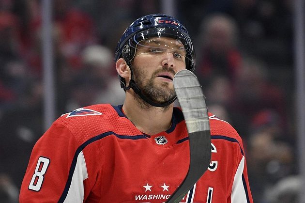 Kapitán hokejového Washingtonu Capitals Alex Ovečkin nastřílel další hattrick a vystřídal Davida Pastrňáka v čele žebříčku střelců tohoto ročníku NHL.