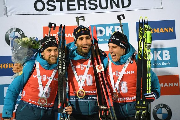 Francouzští biatlonisté obsadili ve vytrvalostním závodu při SP v Östersundu kompletně stupně vítězů: (zleva) stříbrný Simon Desthieux, vítěz Martin Fourcade a Quentin Fillon Maillet.