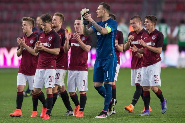 Brankář Marek Štěch a dorostenci Sparty po utkání semifinále MOL Cupu s Jabloncem.