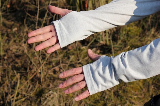 Běžecká mikina Reebok Reflective Speedwick Quarter Zip - prodloužené rukávy se občas hodí.