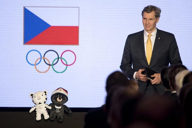 Předseda Českého olympijského výboru Jiří Kejval hovoří v Míčovně Pražského hradu k delegátům na nominačním plénu k zimním hrám v Pchjongčangu. Vlevo jsou maskoti olympijských her.
