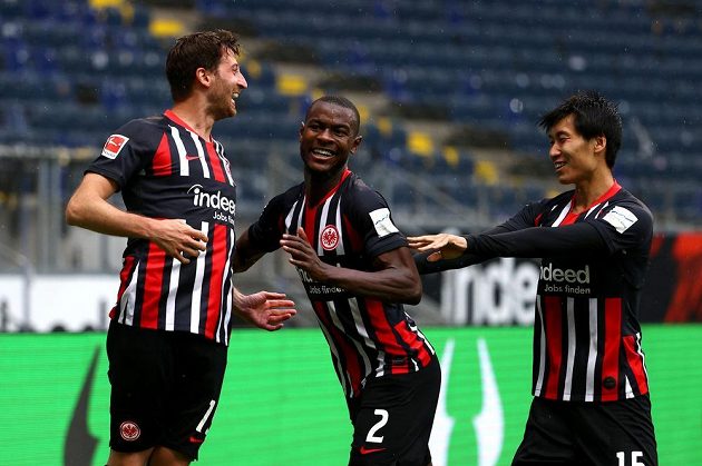 Frankfurtský David Abraham se raduje z gólu proti Schalke. Uprostřed Obite Evan N'Dicka, vpravo Dasiči Kamada.