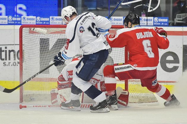 Zleva Václav Nedorost z Plzně a Tomáš Dujsík z Olomouce v akci během čtvrtfinále play off hokejové extraligy.