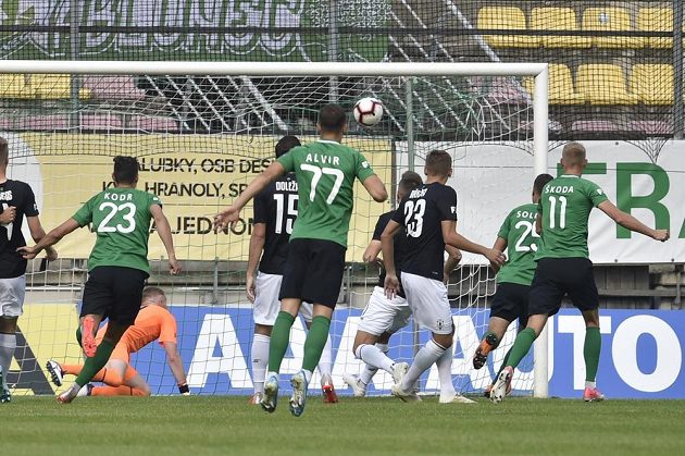 Karel Soldát (druhý zprava) dává první gól Příbrami proti Jablonci.