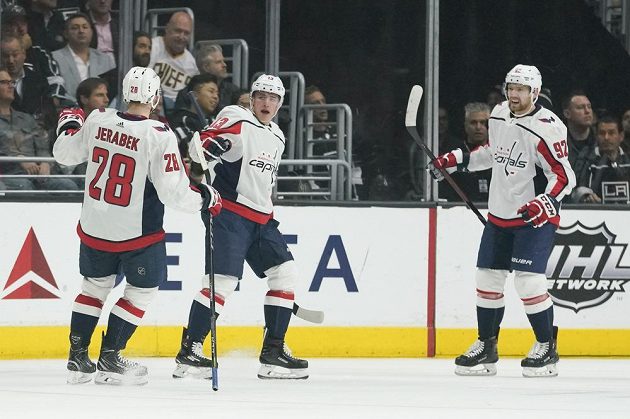 Hokejisté Washingtonu Jakub Vrána (uprostřed) a jeho jmenovec Jeřábek oslavují gól proti Los Angeles.
