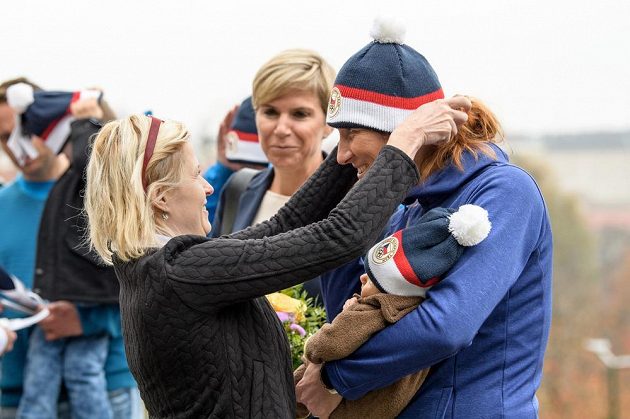 Veslařka Mirka Topinková Knapková s dcerou Adélkou během představení čepice z olympijské kolekce pro ZOH 2018.