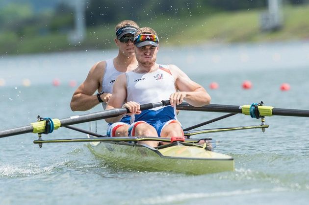 Veslaři Lukáš Helešic (vpředu) a Jakub Podrazil během rozjížďek v rámci Mistrovství Evropy 2017 ve veslování, dne 26. května 2017 v Račicích.