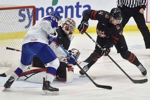 Zleva Róbert Džugan ze Slovenska, brankář Joel Hofer z Kanady a Bowen Byram z Kanady.