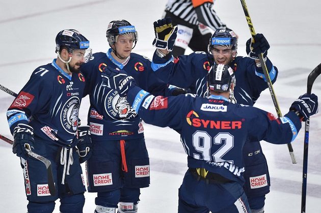 Liberečtí hokejisté (zleva) Jakub Valský, Michal Bulíř a Petr Jelínek se radují z gólu v Mladé Boleslavi.