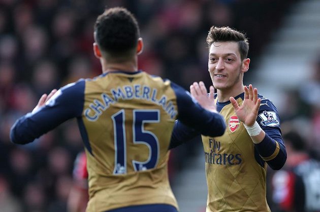 Mesut Ozil oslavuje branku do sítě Bournemouthu s Alexem Oxlade-Chamberlainem.