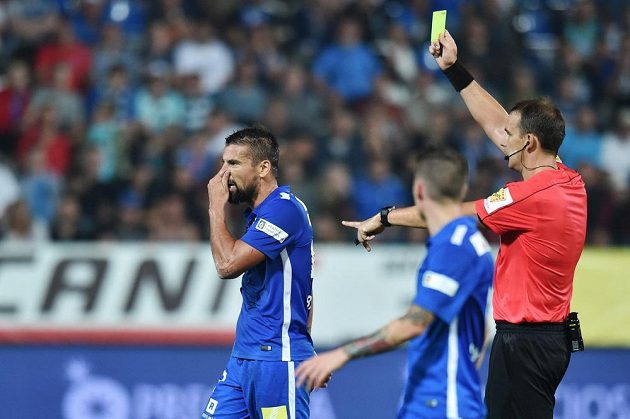 Milan Baroš ze Slovanu dostává žlutou kartu od hlavního rozhodčího Pavla Julínka.