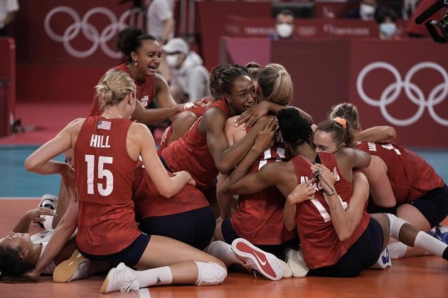 Americké volejbalistky se radují ze zisku zlaté medaile na olympiádě v Tokiu.