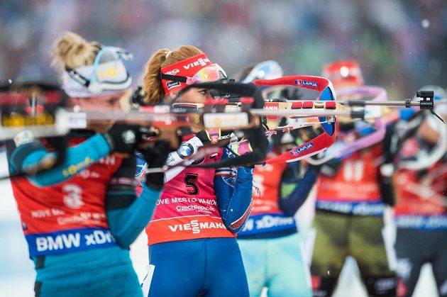 Gabriela Koukalová (5) na střelnici během závodu s hromadným startem na 12,5 km v Novém Městě na Moravě.