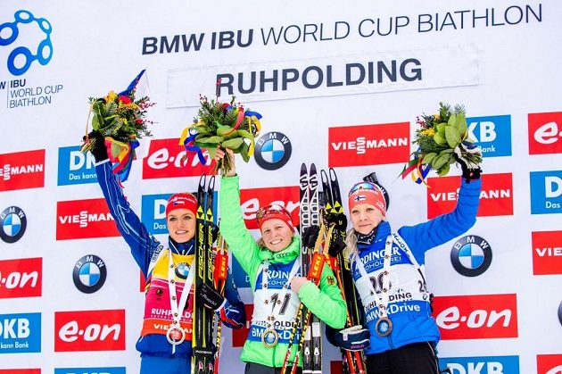 Stupně vítězů (zleva) stříbrná Gabriela Soukalové, vítězka Franziska Hildebrandová a bronzová Kaisa Mäkäräinenová z Finska.