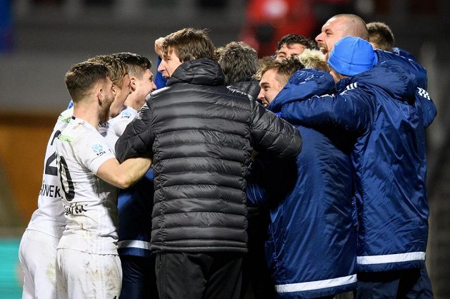 Fotbalisté Mladé Boleslavi oslavují vítězství a postup po utkání čtvrtfinále MOL Cupu.