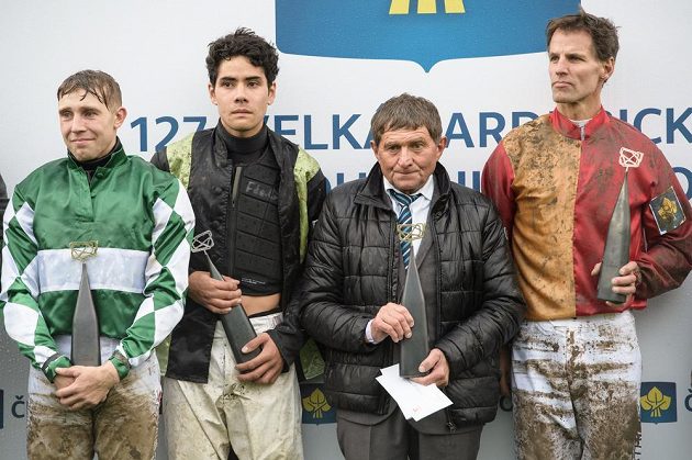 Vítěz 127. Velká pardubické Jan Kratochvíl (vlevo), druhý žokej Felix de Giles, trenér Josef Váňa a třetí žokej Niklas Lovén.