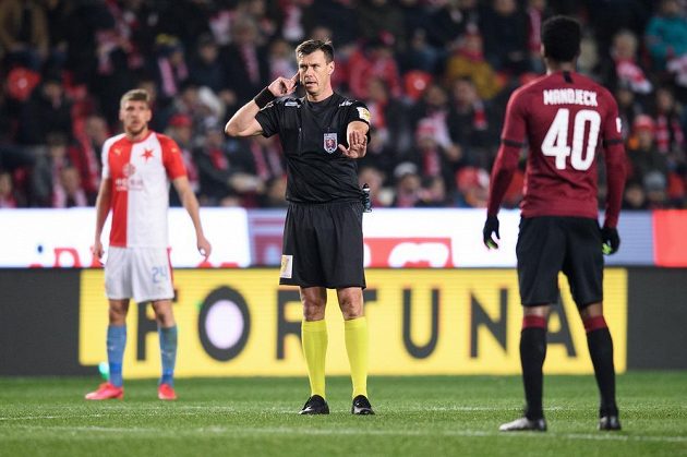 Rozhodčí Pavel Franěk během komunikace s videorozhodčím během derby Slavia - Sparta.