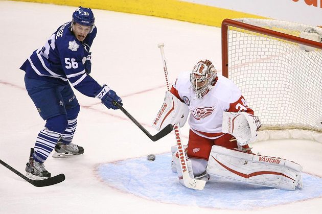 Český brankář Detroitu Red Wings Petr Mrázek (34) zasahuje proti jedné ze střel v zápase proti Torontu Maple Leafs.