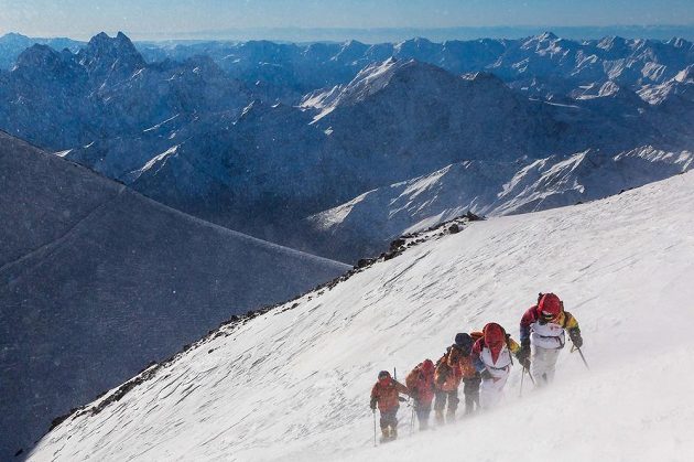 Výprava s olympijskou pochodní podniká výstup na Elbrus. Počasí jí vyšlo náramně.