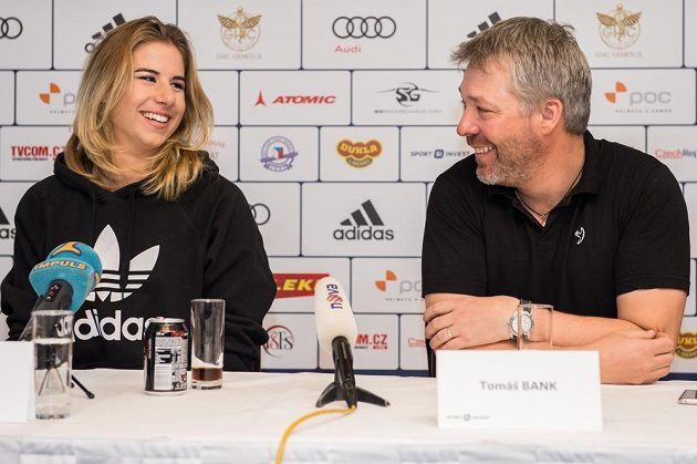 Snowboardistka a lyžařka Ester Ledecká s trenérem Tomášem Bankem na tiskové konferenci před nadcházející sezónou.