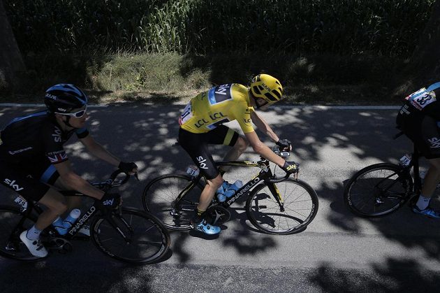 Brit Chris Froome i v první alpské etapě udržel žlutý trikot vedoucího muže Tour de France.