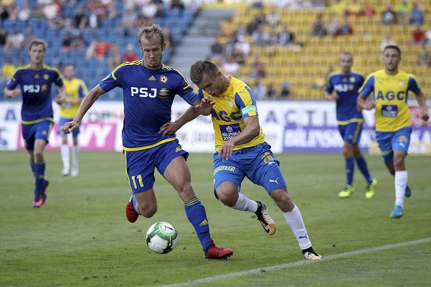 Teplický hráč Daniel Trubač (vpravo) a jihlavský hráč Lukáš Vaculík v souboji během utkání 5. kola první fotbalové ligy v Teplicích.