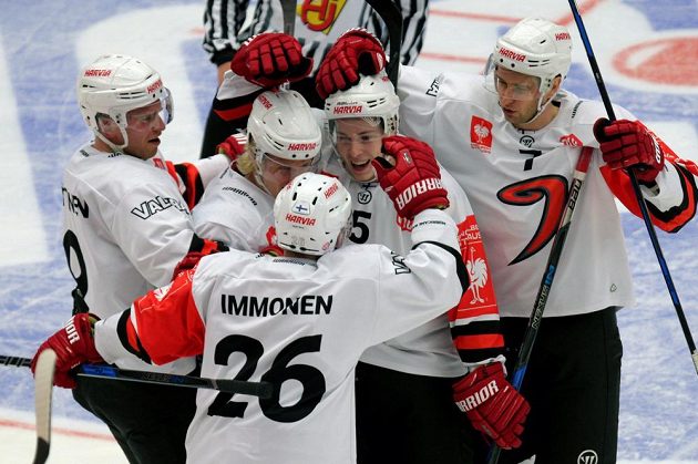 Z gólu proti Třinci se radují hráči Jyväskylä, zleva Joonas Nättinen, Jani Tuppurainen, Jarkko Imonen, Juuso Vainio a Mikko Kalteva.