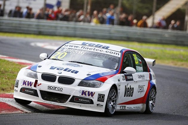 Michal Matějovský s vozem BMW na okruhu v italské Perguse.