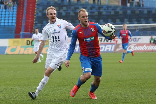 Plzeňský fotbalista Daniel Kolář před Vojtěchem Štěpánem z Baníku v utkání 22. kola Synot ligy.