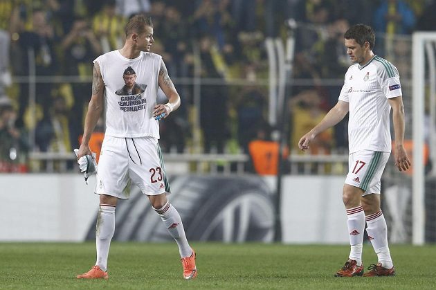 Tarasov jako jediný z ruských fotbalistů navlékl pod svůj dres triko s podobiznou ruského prezidenta Putina.