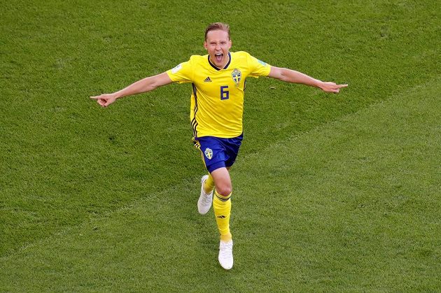 Švédský hrdina Ludwig Augustinsson slaví gól poté, co vstřelil na MS gól do sítě Mexika.