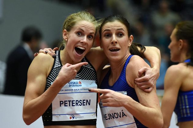 Zuzana Hejnová (vpravo) a Sara Petersenová z Dánska při atletickém mítinku Czech Indoor Gala v Ostravě.